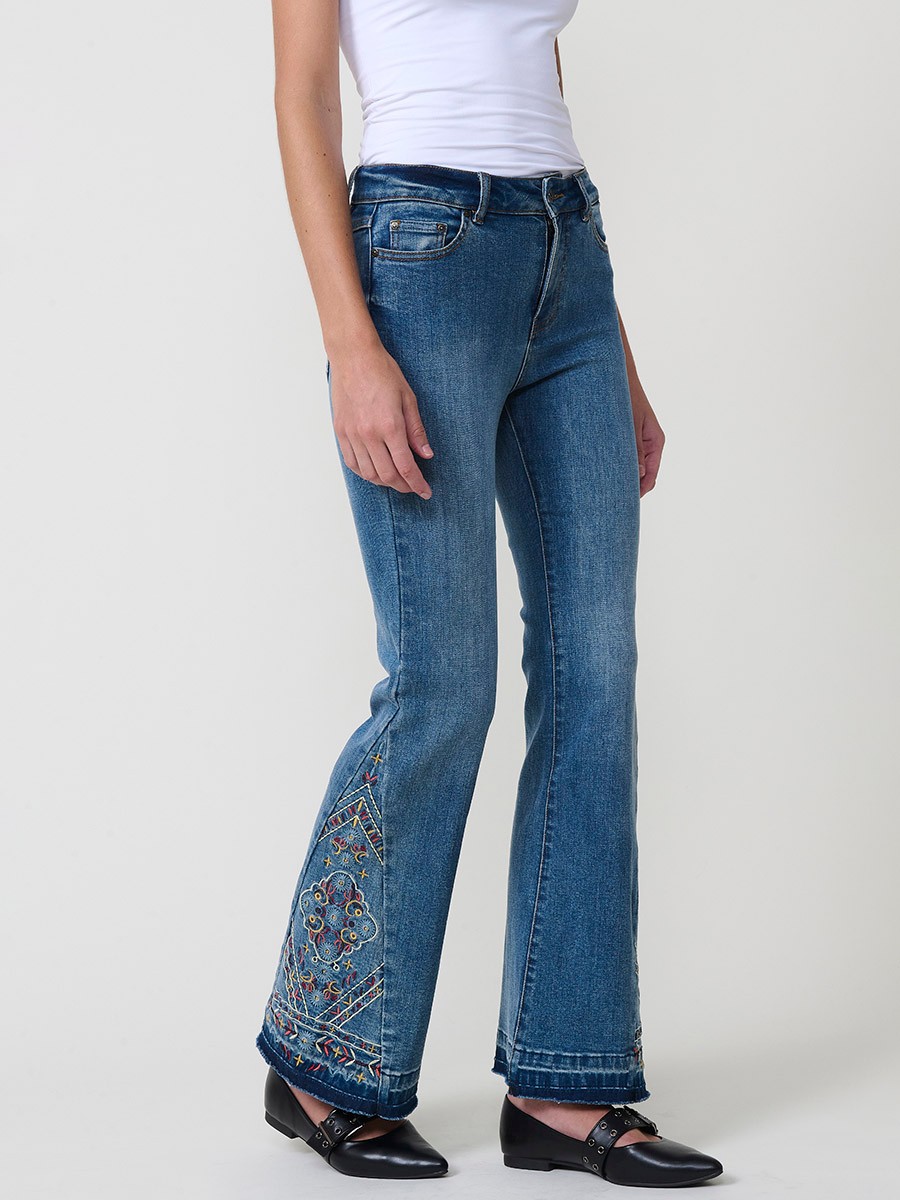 Dunkelblaue Damen-Bootcut-Jeans aus Stretch-Denim, mittlere Leibhöhe, fünf Taschen, ausgefranste Säume und Stickerei.