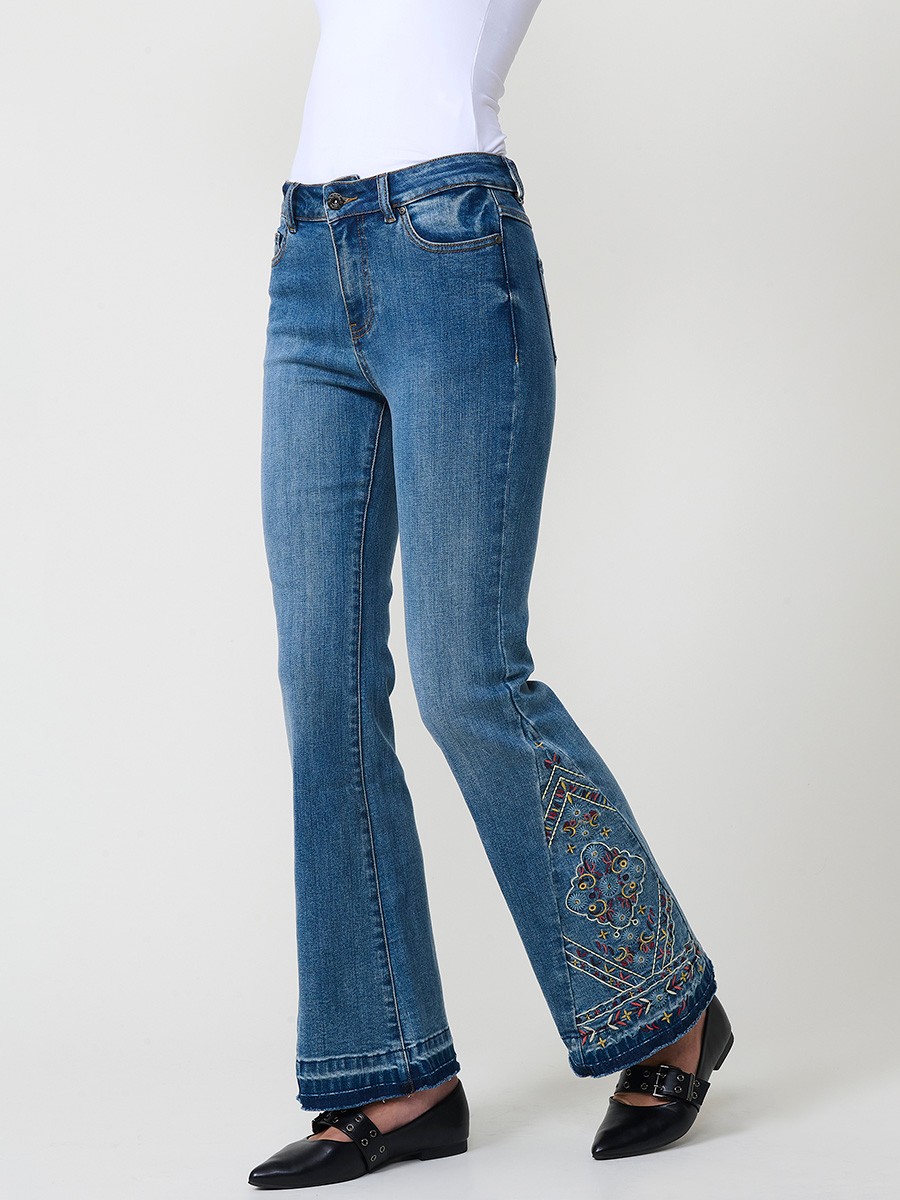 Dunkelblaue Damen-Bootcut-Jeans aus Stretch-Denim, mittlere Leibhöhe, fünf Taschen, ausgefranste Säume und Stickerei.