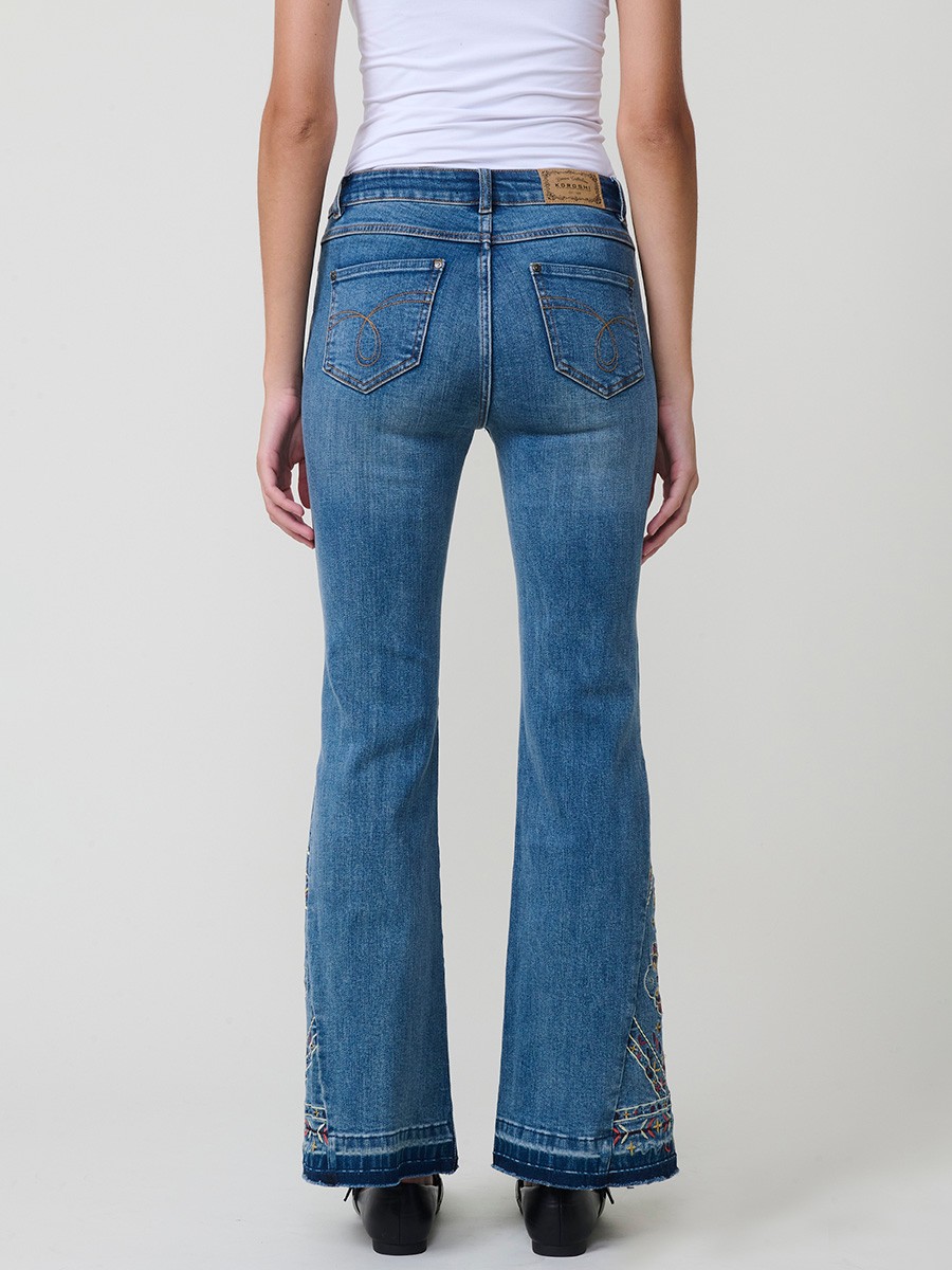 Dunkelblaue Damen-Bootcut-Jeans aus Stretch-Denim, mittlere Leibhöhe, fünf Taschen, ausgefranste Säume und Stickerei.