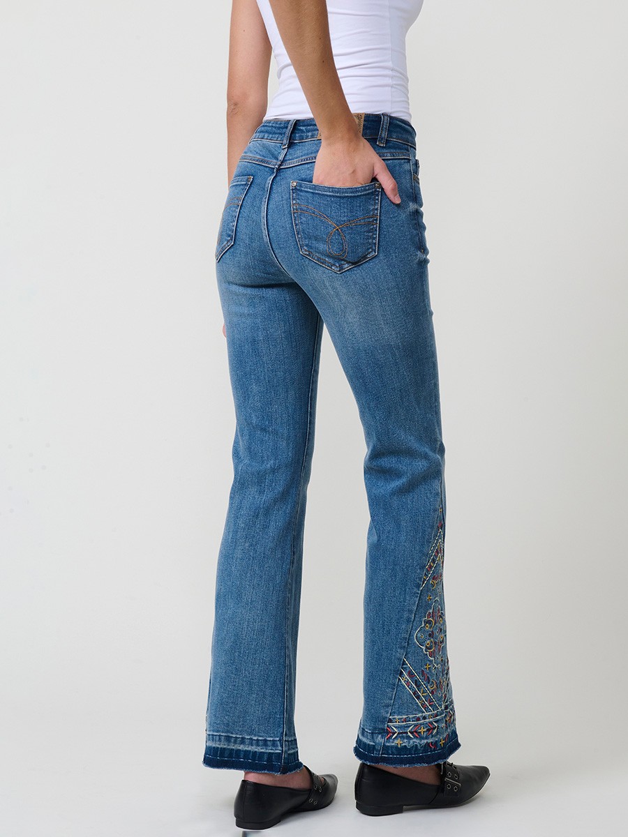 Dunkelblaue Damen-Bootcut-Jeans aus Stretch-Denim, mittlere Leibhöhe, fünf Taschen, ausgefranste Säume und Stickerei.