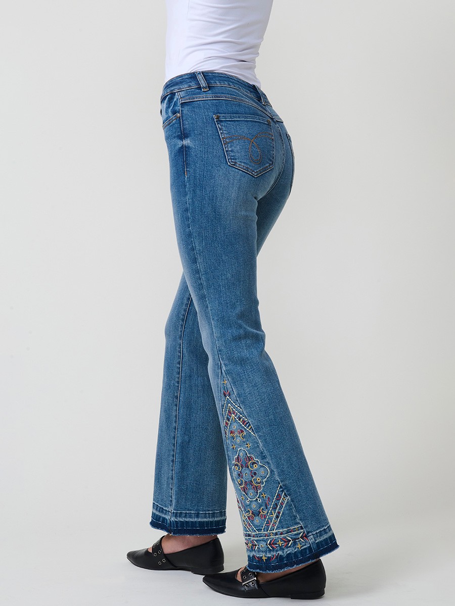 Dunkelblaue Damen-Bootcut-Jeans aus Stretch-Denim, mittlere Leibhöhe, fünf Taschen, ausgefranste Säume und Stickerei.