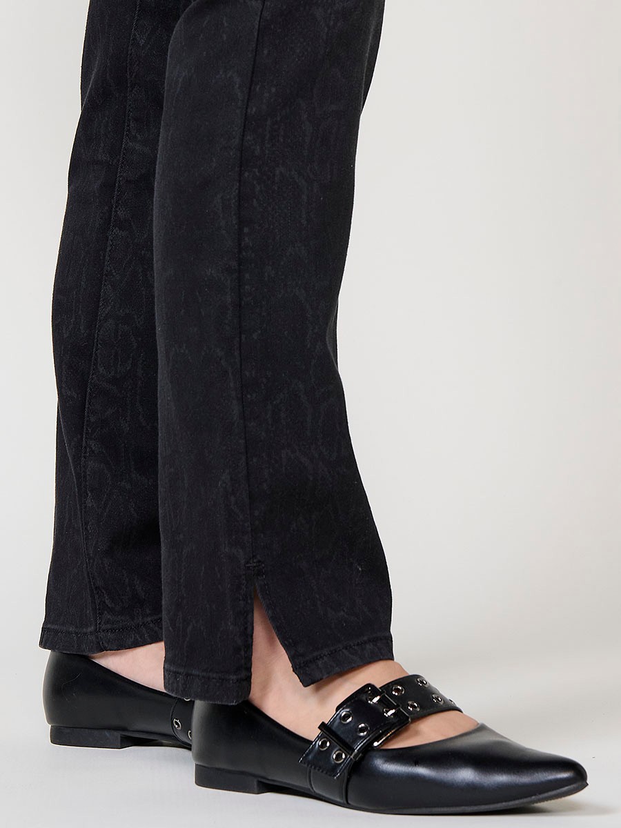 Schwarze Damen-Regular-Push-Up-Jeans aus Stretch-Denim mit Schlangenmuster, fünf Taschen und Seitenschlitzen am Saum.