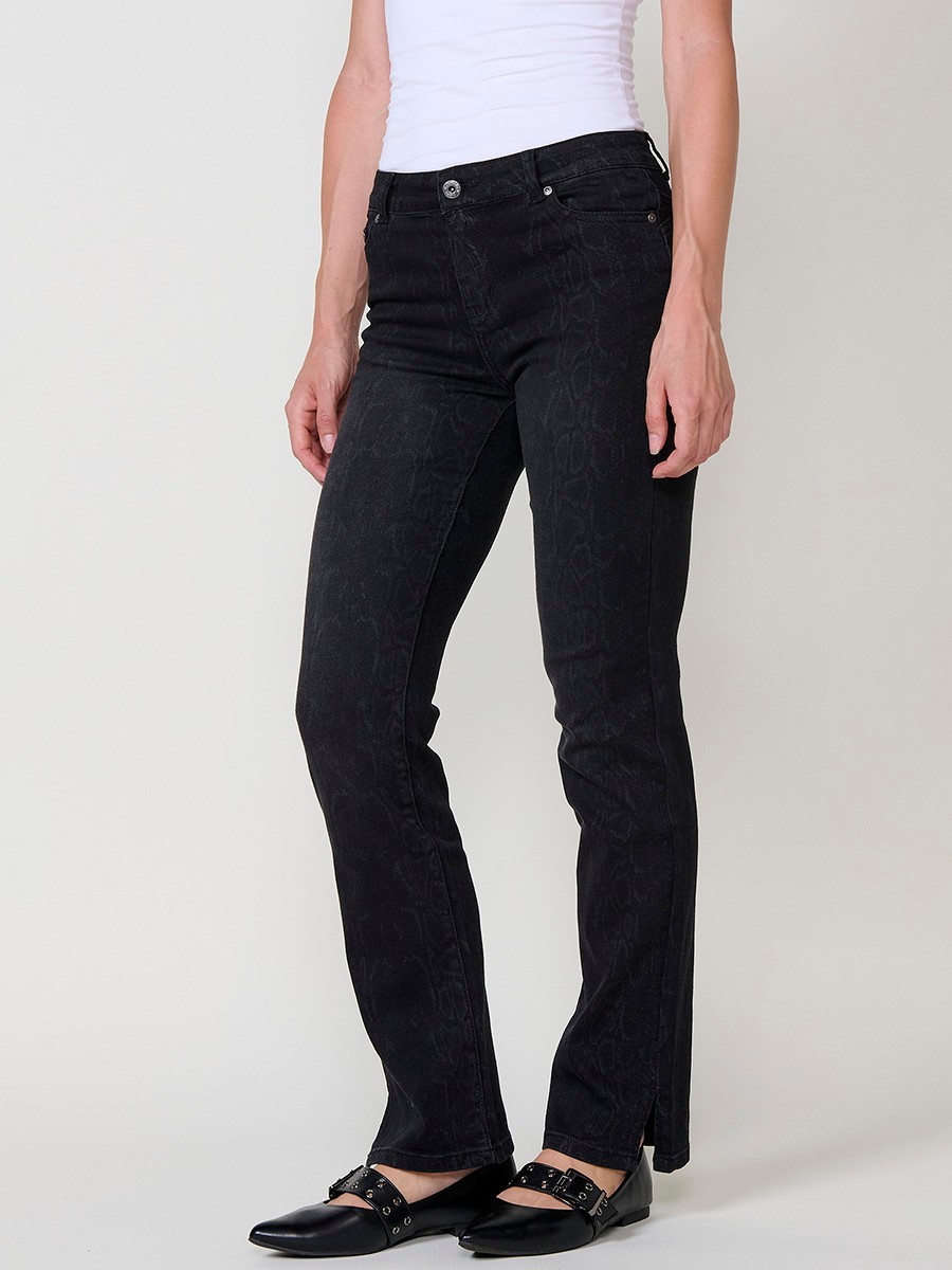 Schwarze Damen-Regular-Push-Up-Jeans aus Stretch-Denim mit Schlangenmuster, fünf Taschen und Seitenschlitzen am Saum.