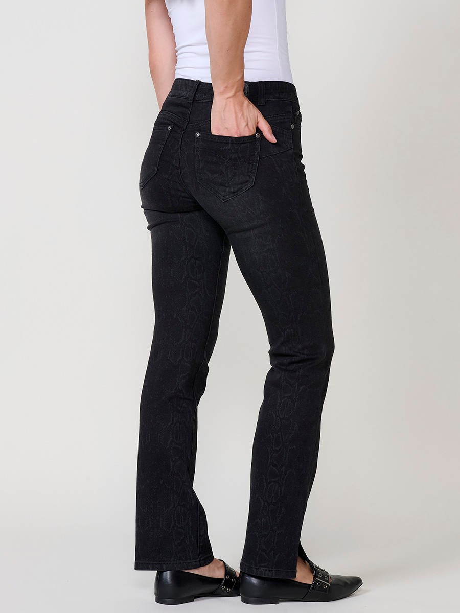 Schwarze Damen-Regular-Push-Up-Jeans aus Stretch-Denim mit Schlangenmuster, fünf Taschen und Seitenschlitzen am Saum.