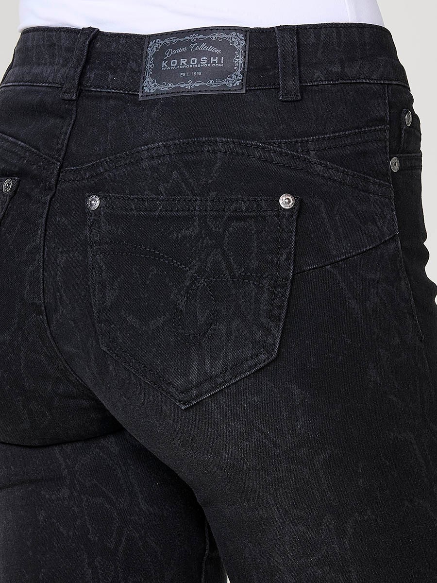 Schwarze Damen-Regular-Push-Up-Jeans aus Stretch-Denim mit Schlangenmuster, fünf Taschen und Seitenschlitzen am Saum.