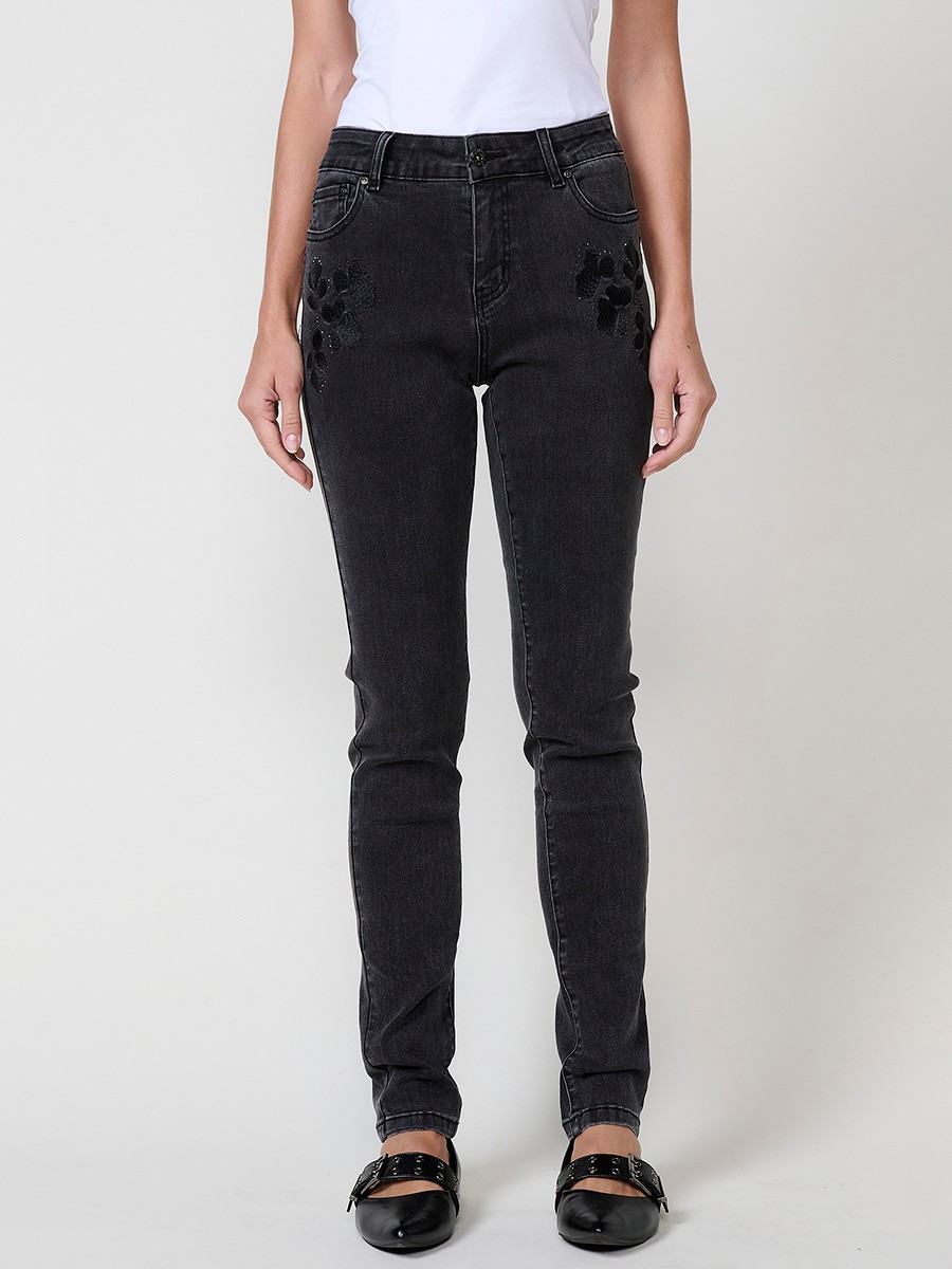 Women’s slim fit double push up black jeans with stretch fabric, five pockets and subtle shiny embroidery at the front.