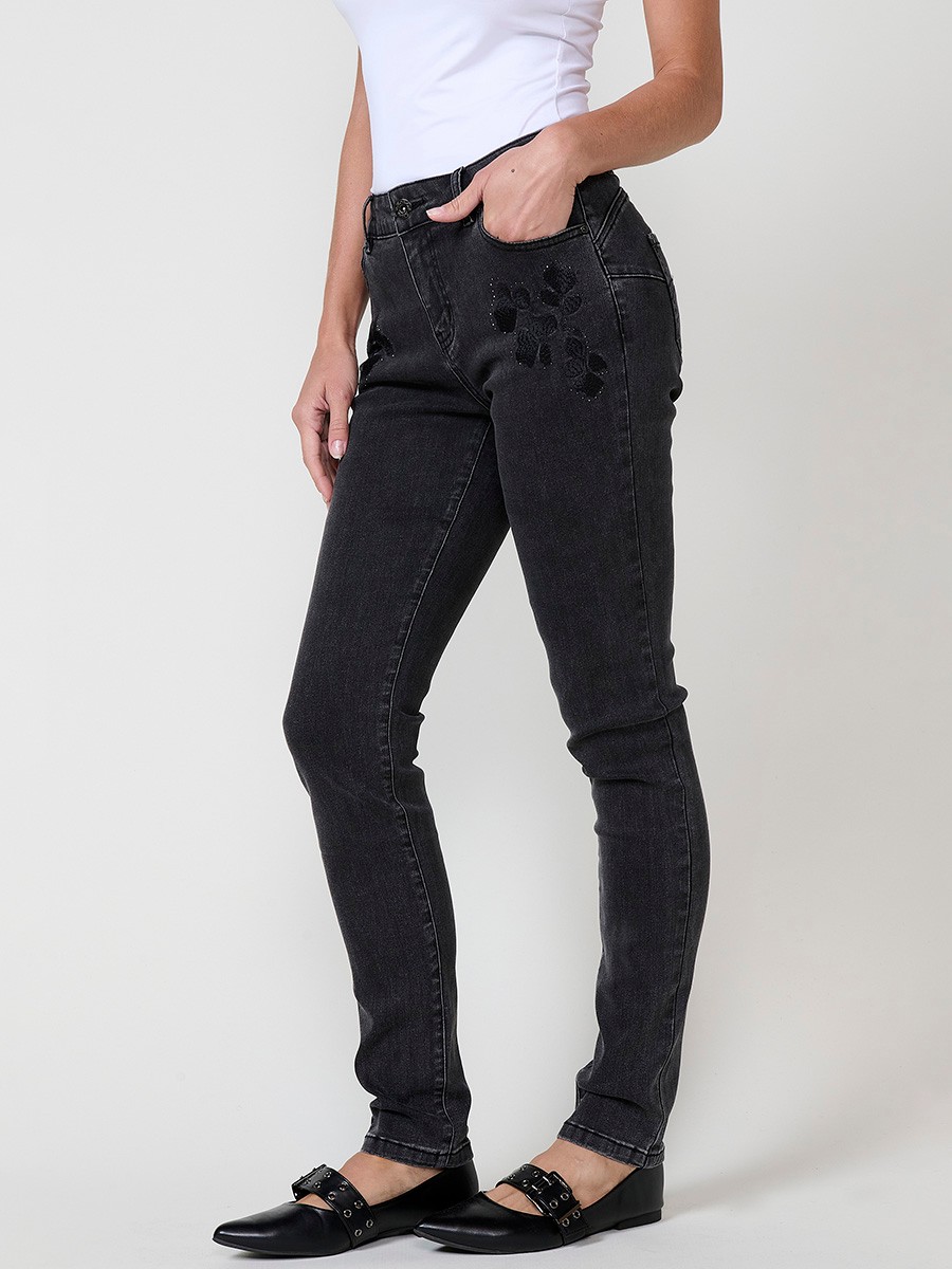 Women’s slim fit double push up black jeans with stretch fabric, five pockets and subtle shiny embroidery at the front.