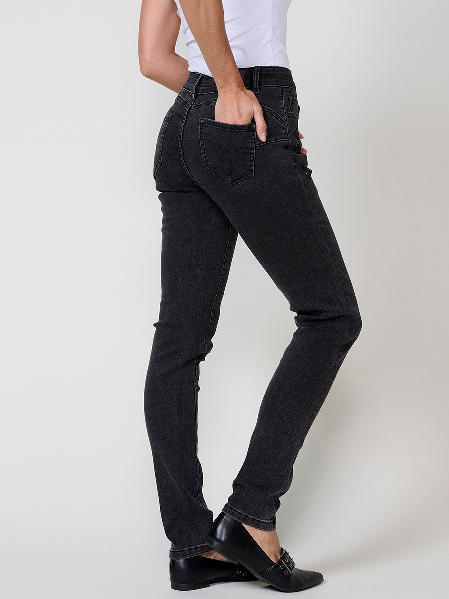 Women’s slim fit double push up black jeans with stretch fabric, five pockets and subtle shiny embroidery at the front.
