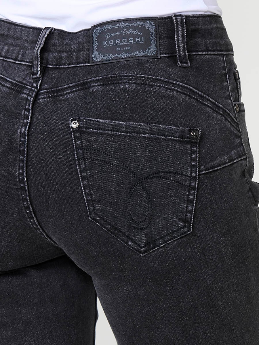Women’s slim fit double push up black jeans with stretch fabric, five pockets and subtle shiny embroidery at the front.