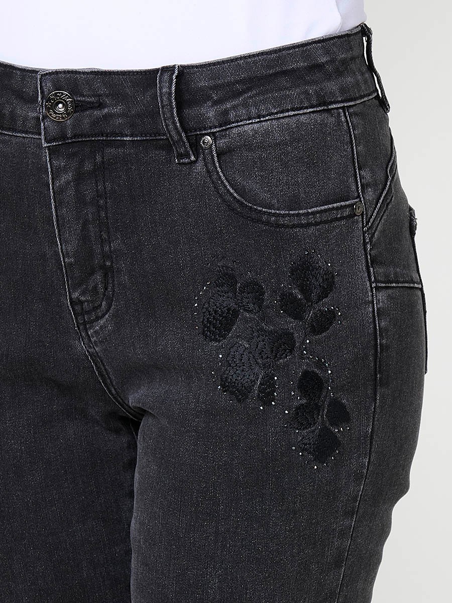 Women’s slim fit double push up black jeans with stretch fabric, five pockets and subtle shiny embroidery at the front.