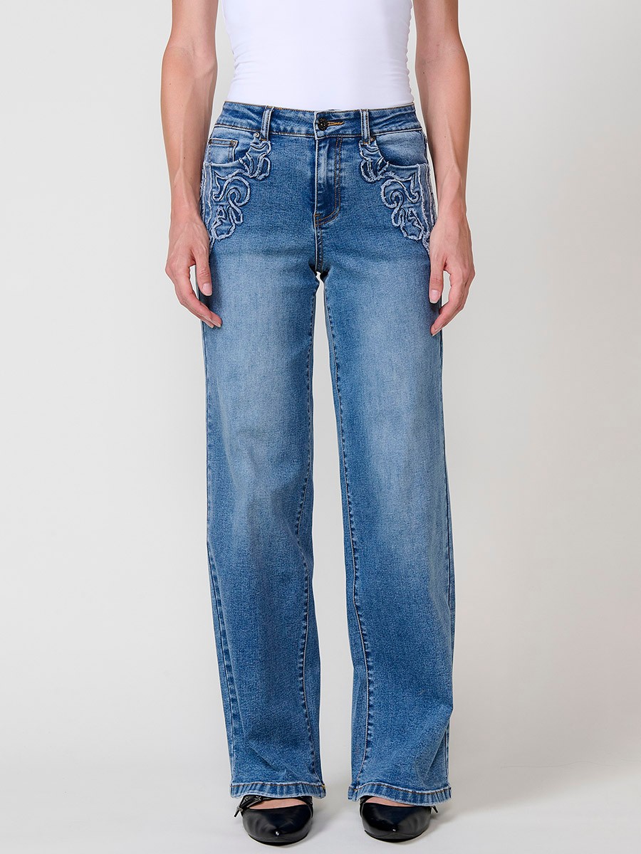 Jeans wide azul oscuro elásticos de tiro medio, cinco bolsillos, cierre metálico y patch bordado en bolsillos delanteros.