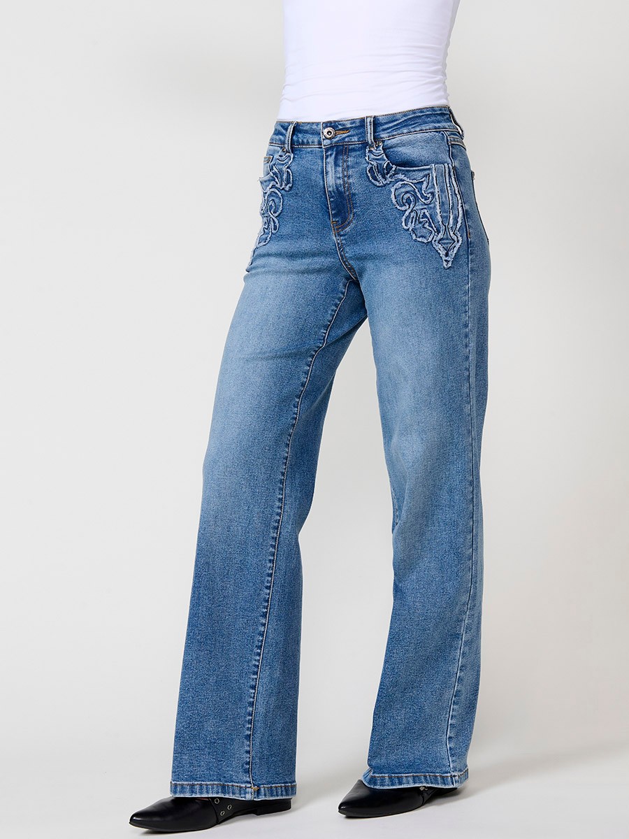 Jeans wide azul oscuro elásticos de tiro medio, cinco bolsillos, cierre metálico y patch bordado en bolsillos delanteros.