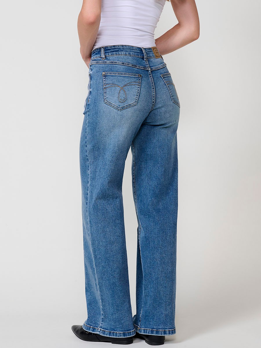 Jeans wide azul oscuro elásticos de tiro medio, cinco bolsillos, cierre metálico y patch bordado en bolsillos delanteros.