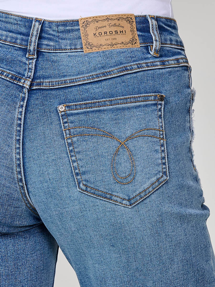Jeans wide azul oscuro elásticos de tiro medio, cinco bolsillos, cierre metálico y patch bordado en bolsillos delanteros.