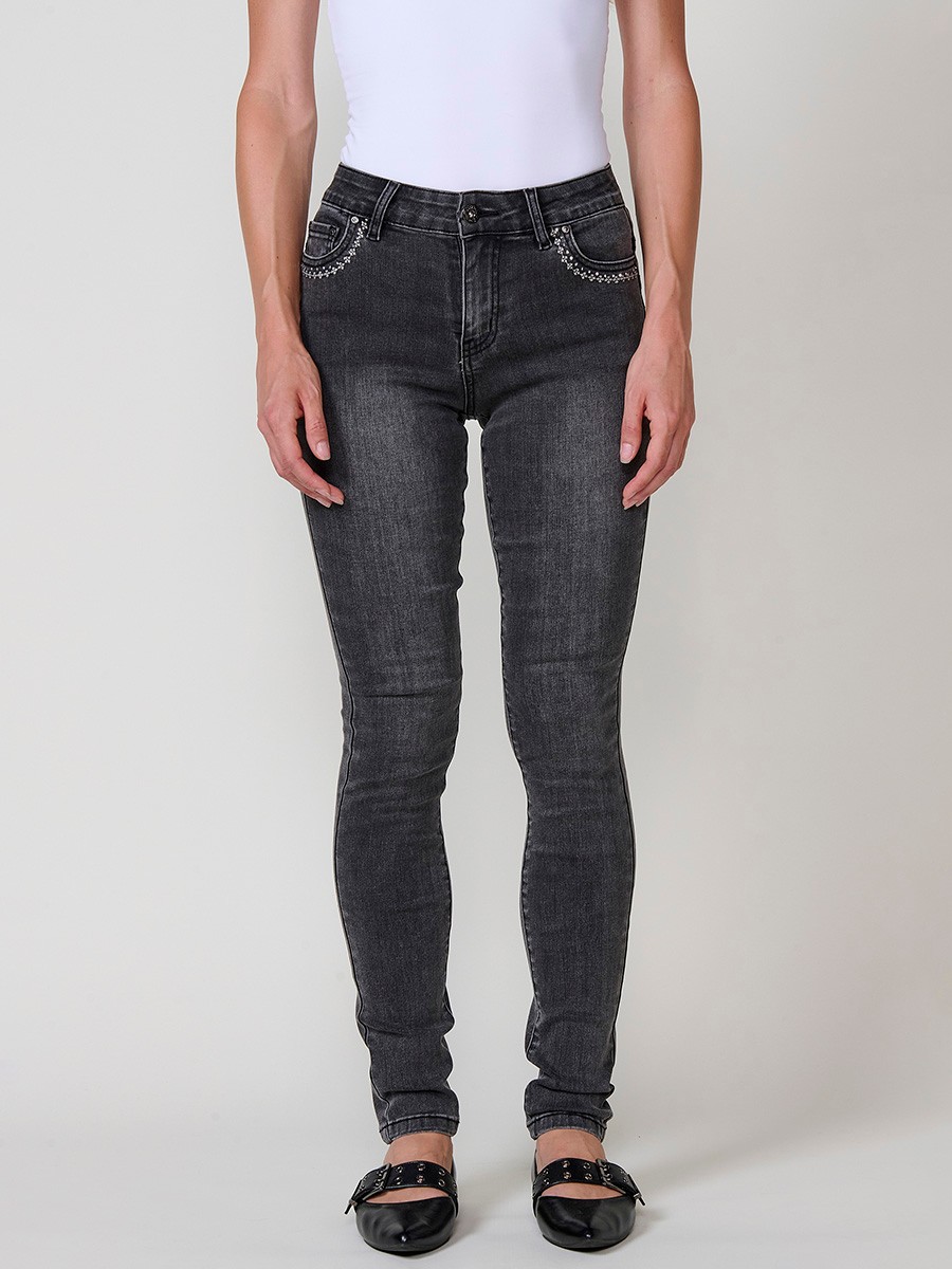 Jeans slim push up de mujer en denim negro elástico, con cinco bolsillos, cierre metálico y bordado frontal con brillos.