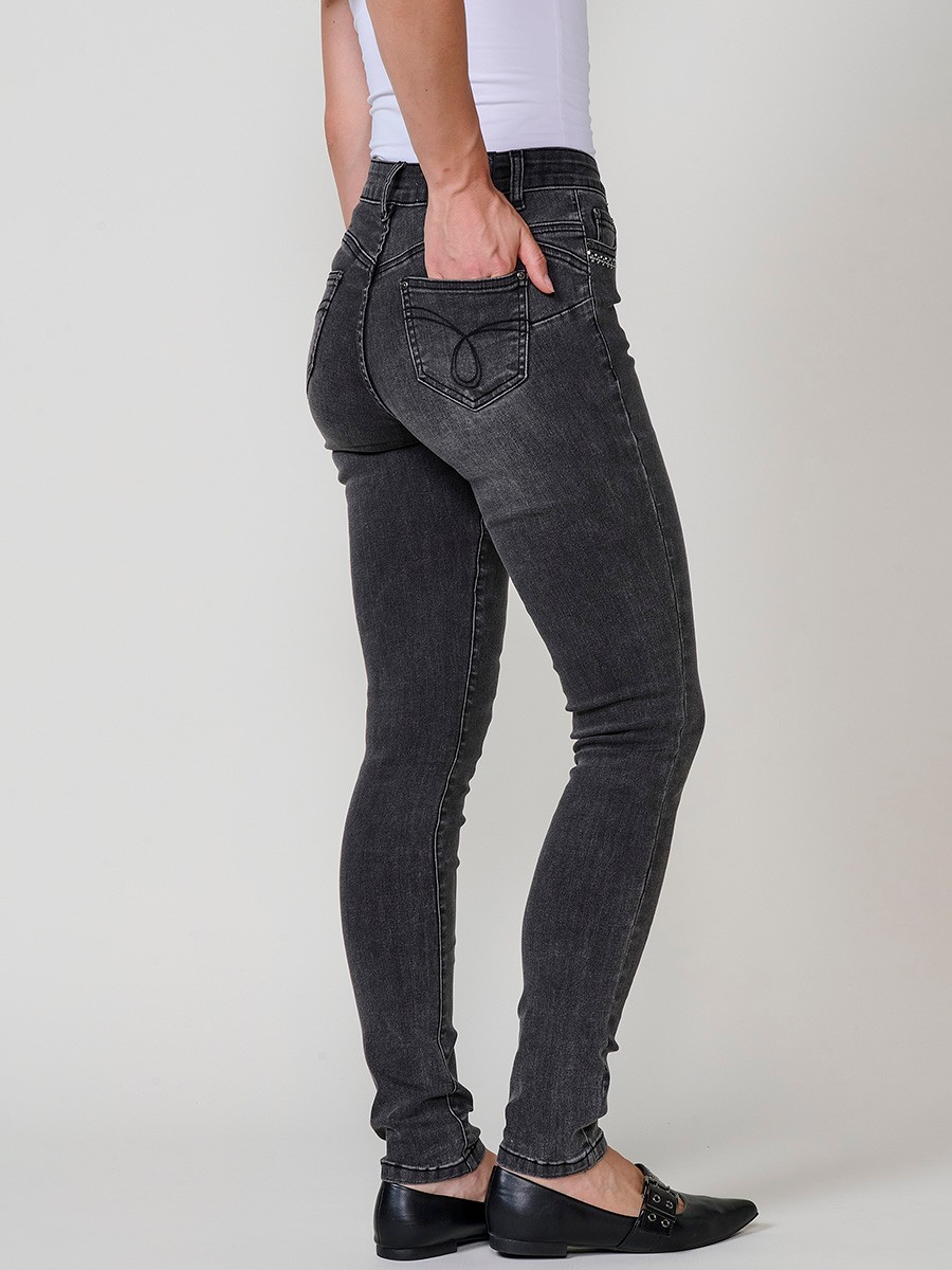 Jeans slim push up de mujer en denim negro elástico, con cinco bolsillos, cierre metálico y bordado frontal con brillos.