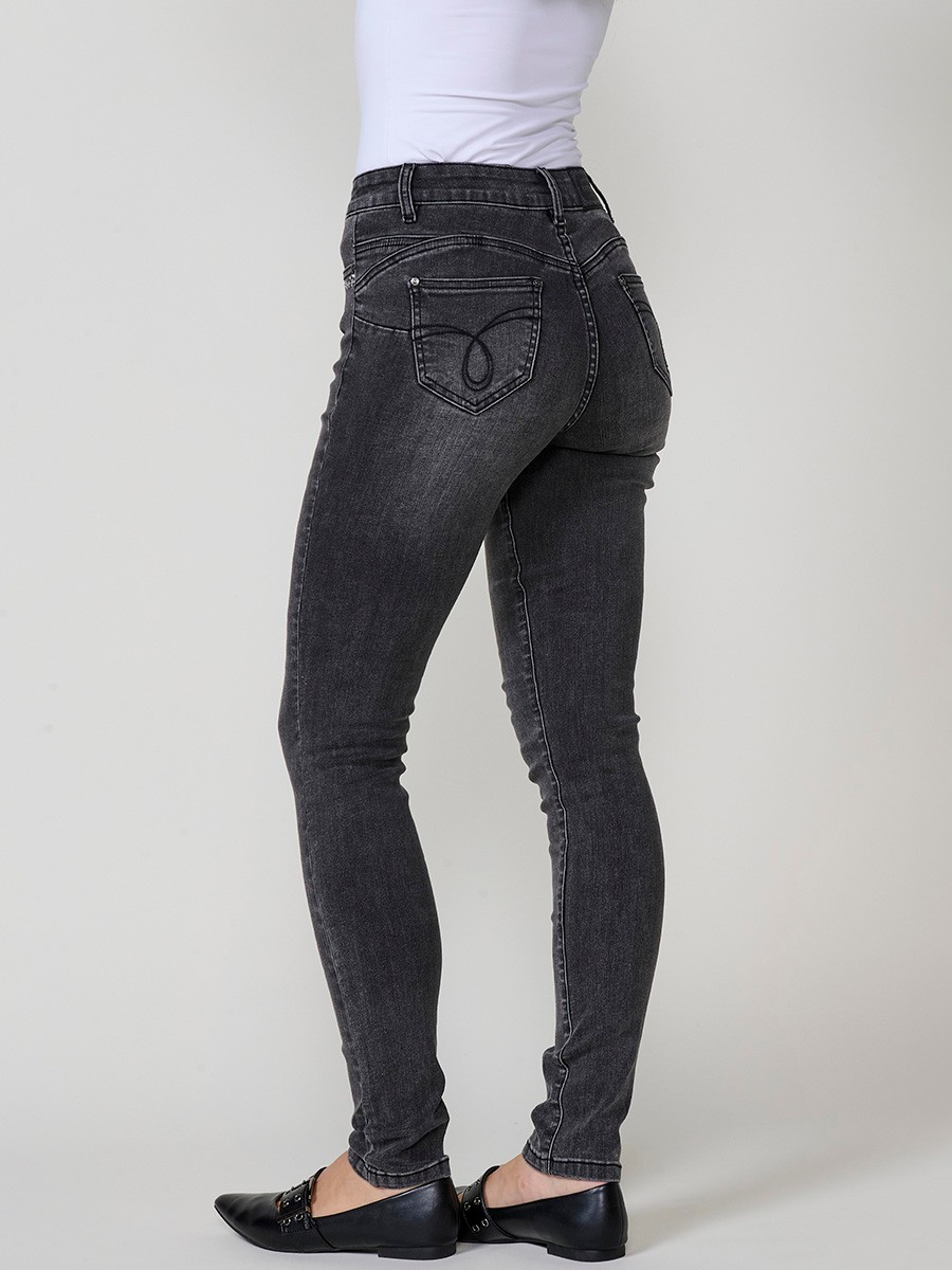 Jeans slim push up de mujer en denim negro elástico, con cinco bolsillos, cierre metálico y bordado frontal con brillos.