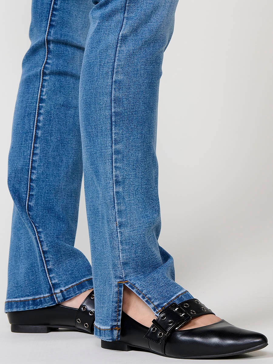 Jeans regular push up azul oscuro de mujer, tiro medio, cinco bolsillos, bordado con brillos y aberturas laterales en el bajo.