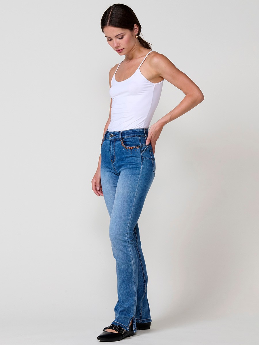 Jeans regular push up azul oscuro de mujer, tiro medio, cinco bolsillos, bordado con brillos y aberturas laterales en el bajo.