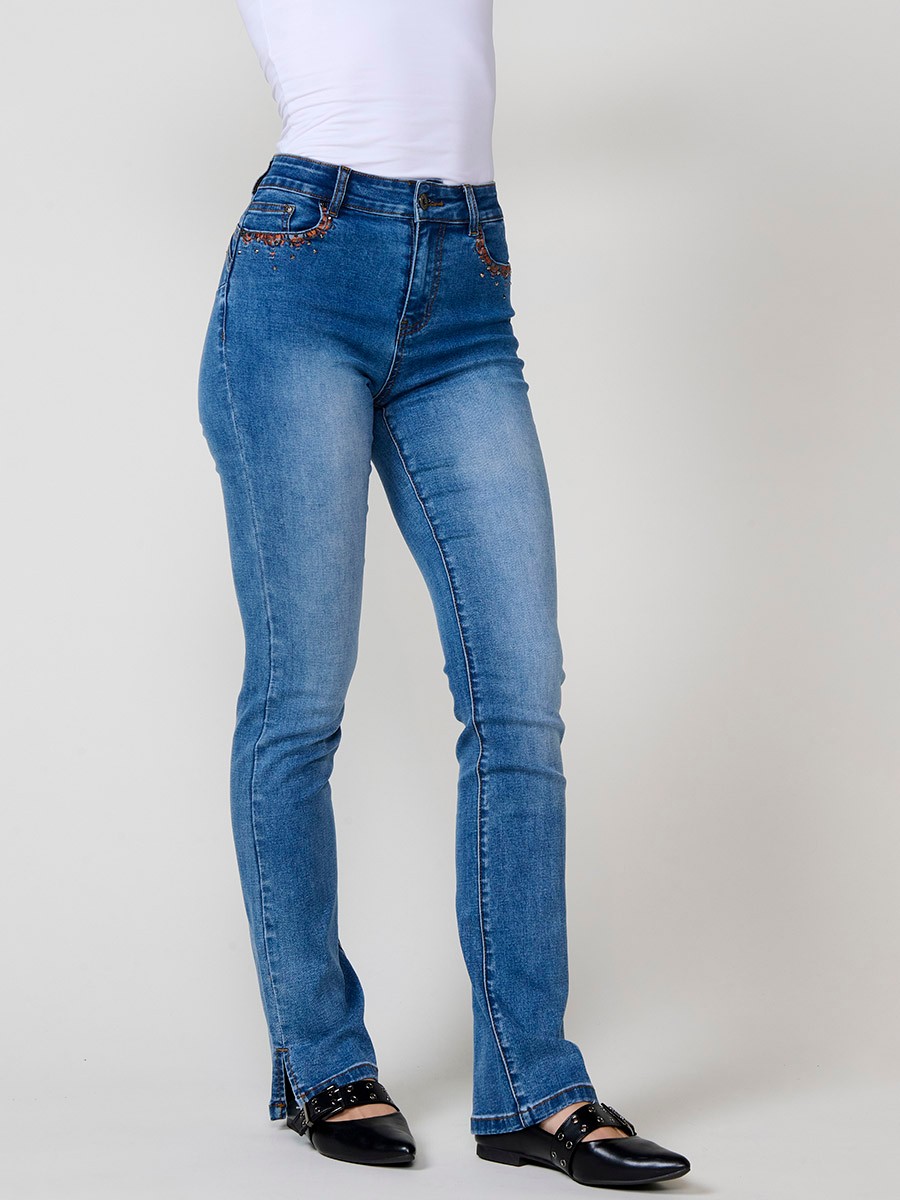 Jeans regular push up azul oscuro de mujer, tiro medio, cinco bolsillos, bordado con brillos y aberturas laterales en el bajo.