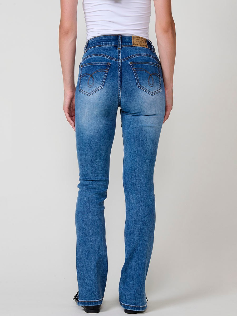 Jeans regular push up azul oscuro de mujer, tiro medio, cinco bolsillos, bordado con brillos y aberturas laterales en el bajo.