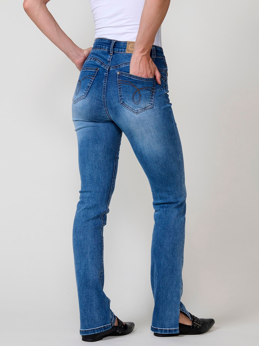 Jeans regular push up azul oscuro de mujer, tiro medio, cinco bolsillos, bordado con brillos y aberturas laterales en el bajo.