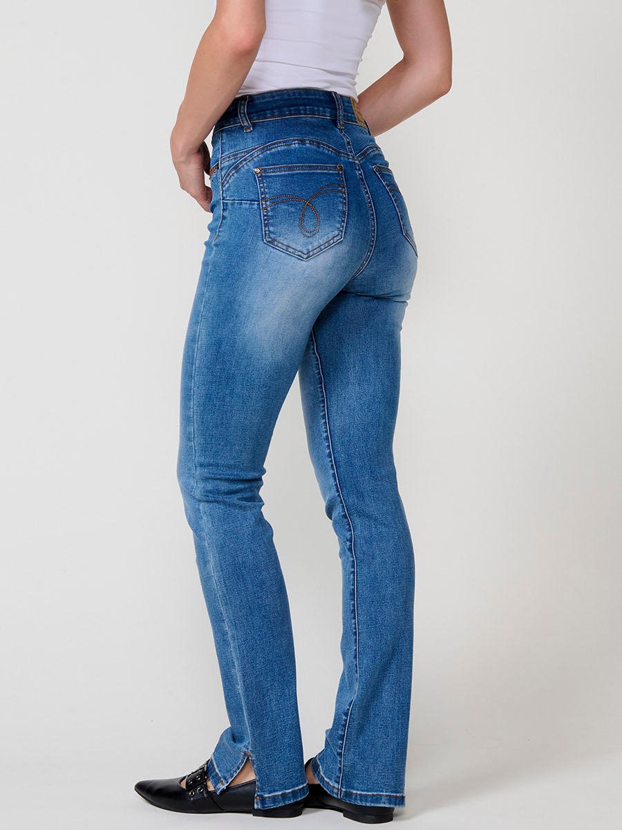Jeans regular push up azul oscuro de mujer, tiro medio, cinco bolsillos, bordado con brillos y aberturas laterales en el bajo.