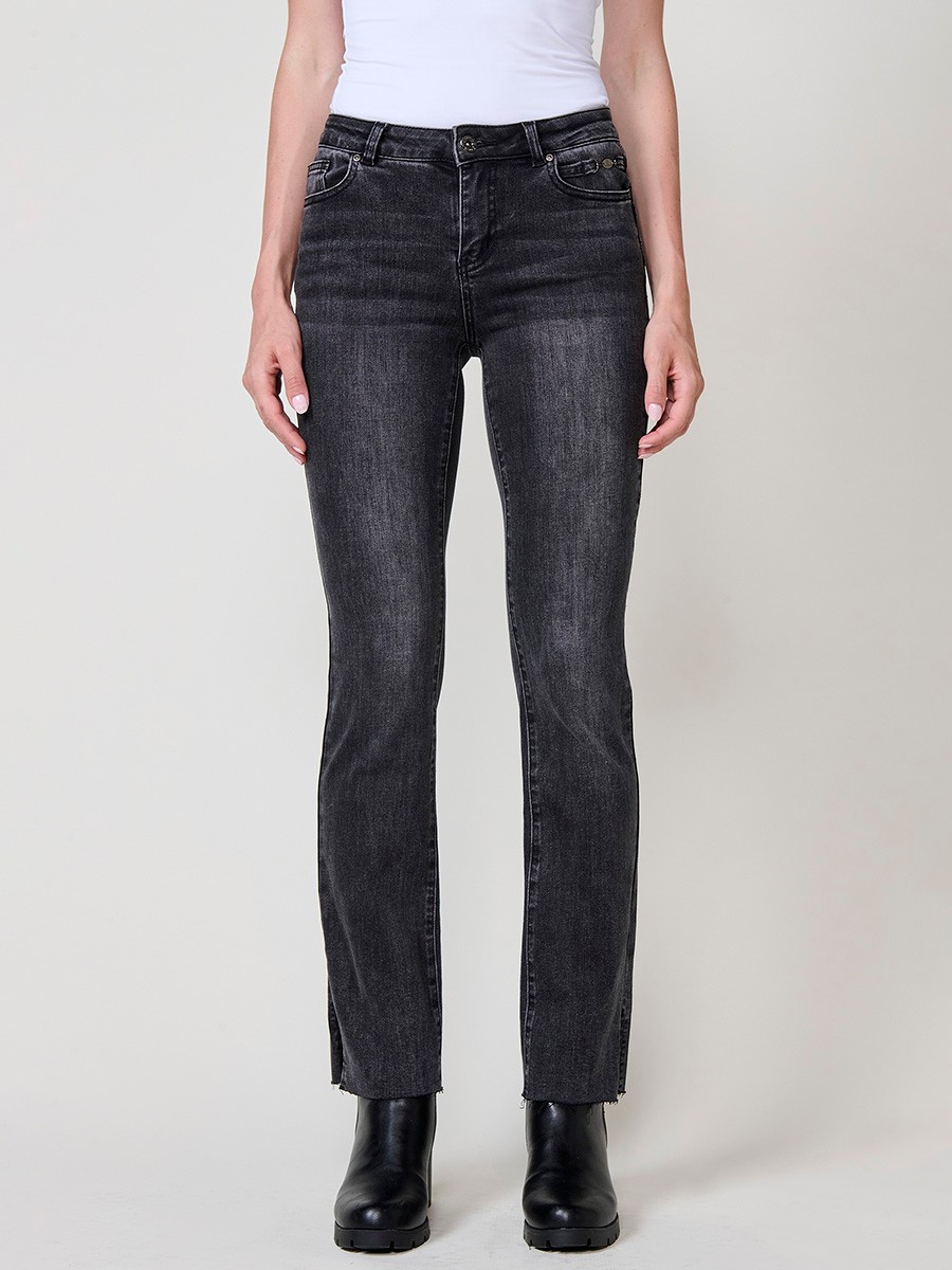 Jean noir femme coupe regular push-up avec ourlets bruts