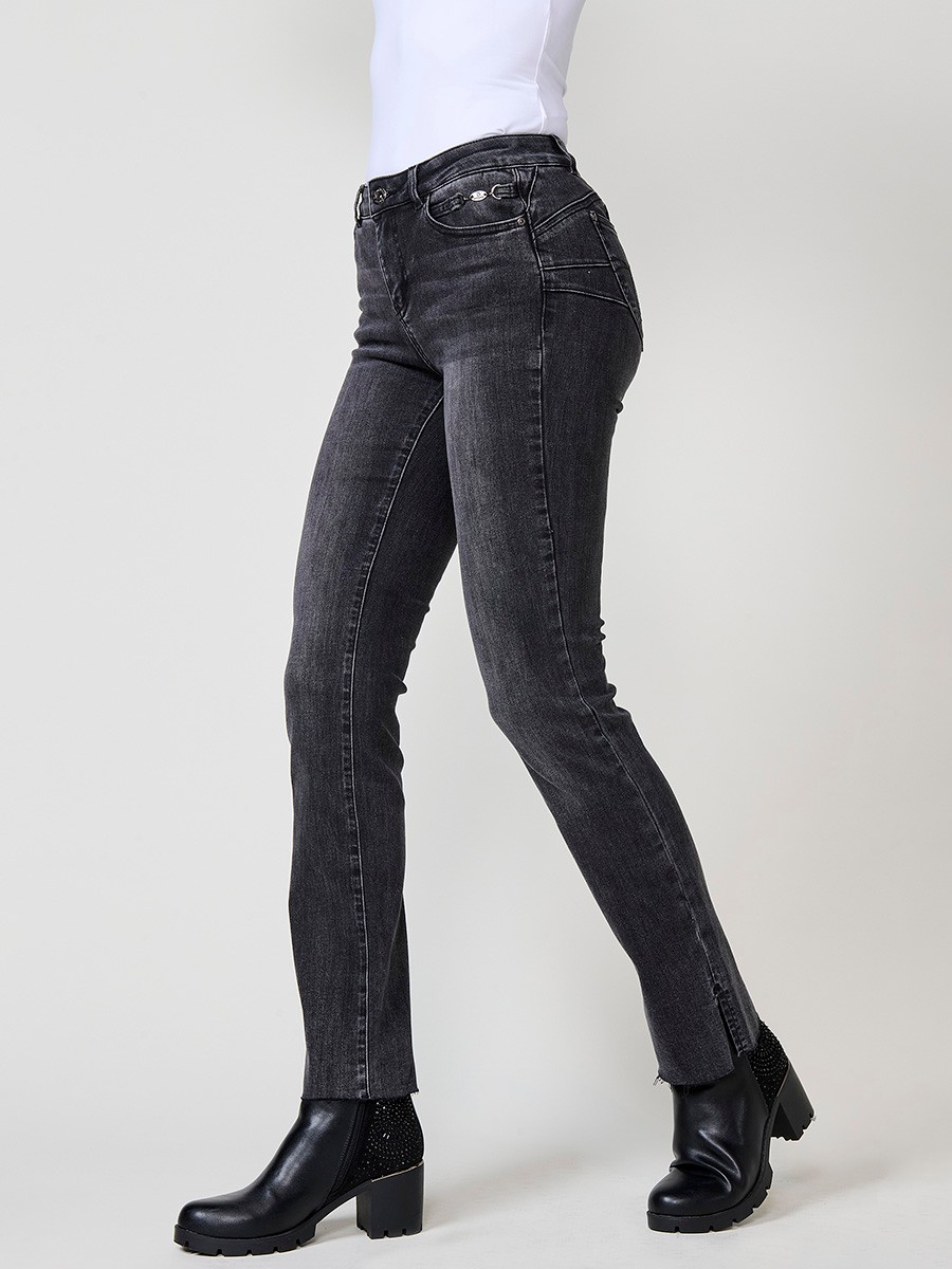 Jean noir femme coupe regular push-up avec ourlets bruts