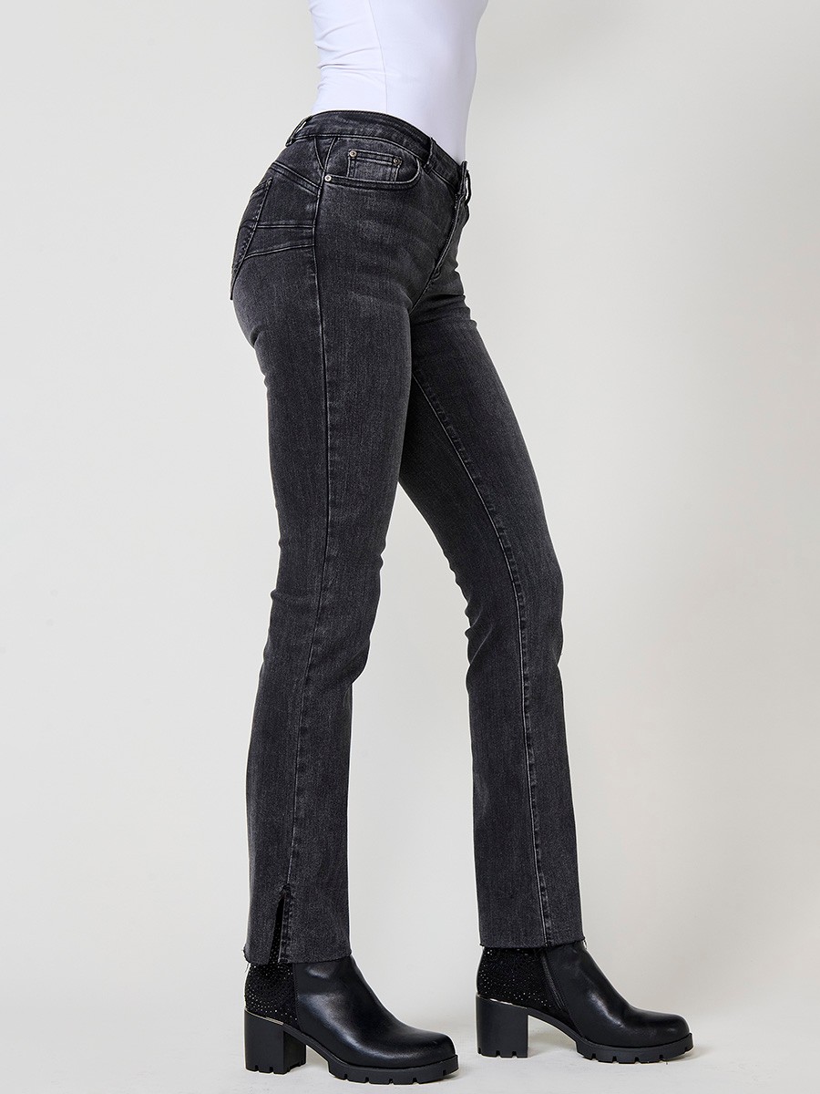 Jean noir femme coupe regular push-up avec ourlets bruts
