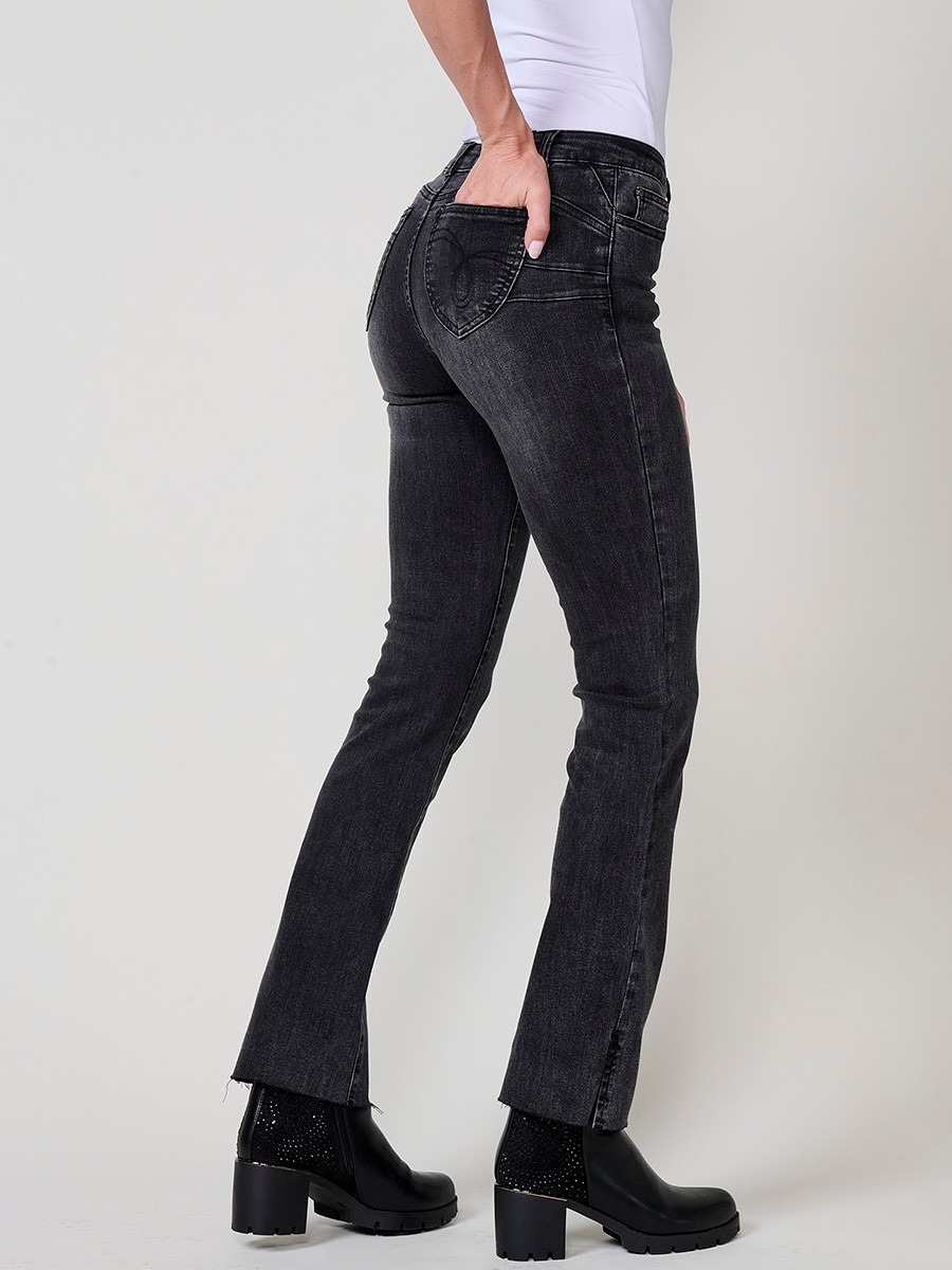 Jean noir femme coupe regular push-up avec ourlets bruts