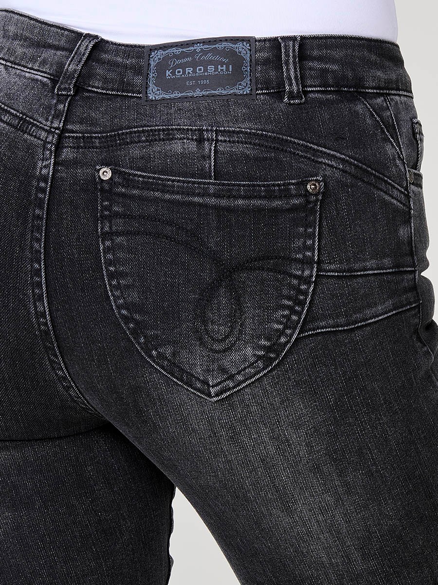 Jean noir femme coupe regular push-up avec ourlets bruts