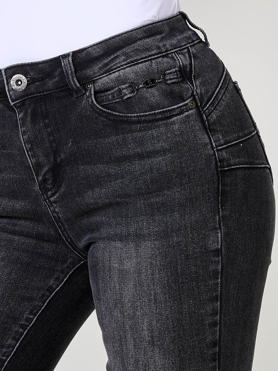 Jean noir femme coupe regular push-up avec ourlets bruts