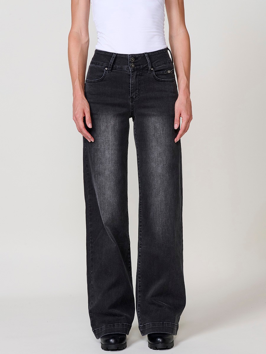 Jeans wide push up negro de mujer en denim elástico, tiro medio, cinco bolsillos y bajo ancho en black denim.