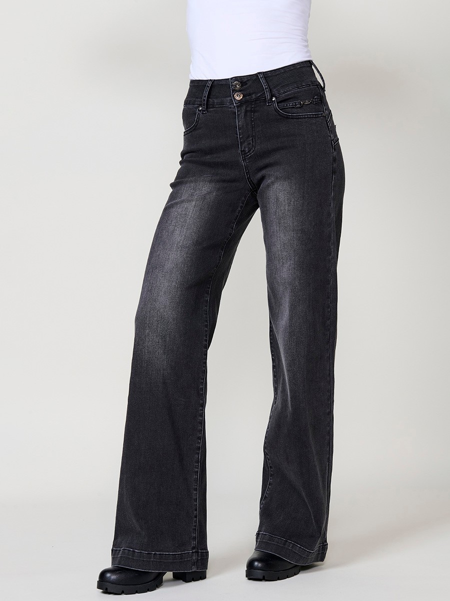 Jeans wide push up negro de mujer en denim elástico, tiro medio, cinco bolsillos y bajo ancho en black denim.