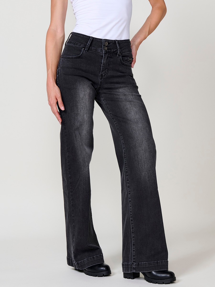 Jeans wide push up negro de mujer en denim elástico, tiro medio, cinco bolsillos y bajo ancho en black denim.