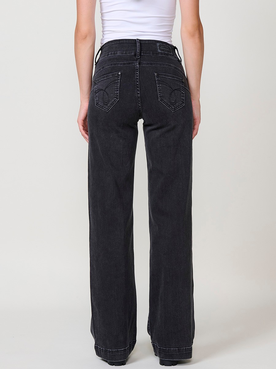 Jeans wide push up negro de mujer en denim elástico, tiro medio, cinco bolsillos y bajo ancho en black denim.
