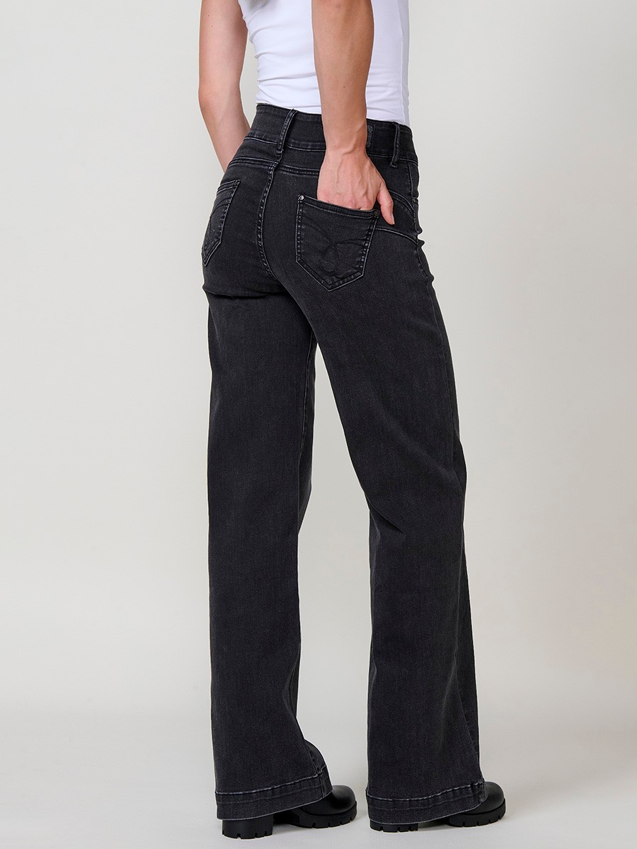 Jeans wide push up negro de mujer en denim elástico, tiro medio, cinco bolsillos y bajo ancho en black denim.