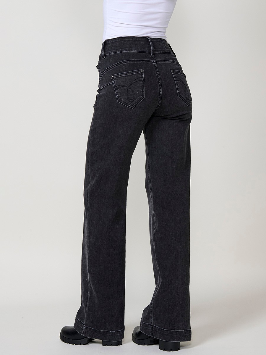 Jeans wide push up negro de mujer en denim elástico, tiro medio, cinco bolsillos y bajo ancho en black denim.