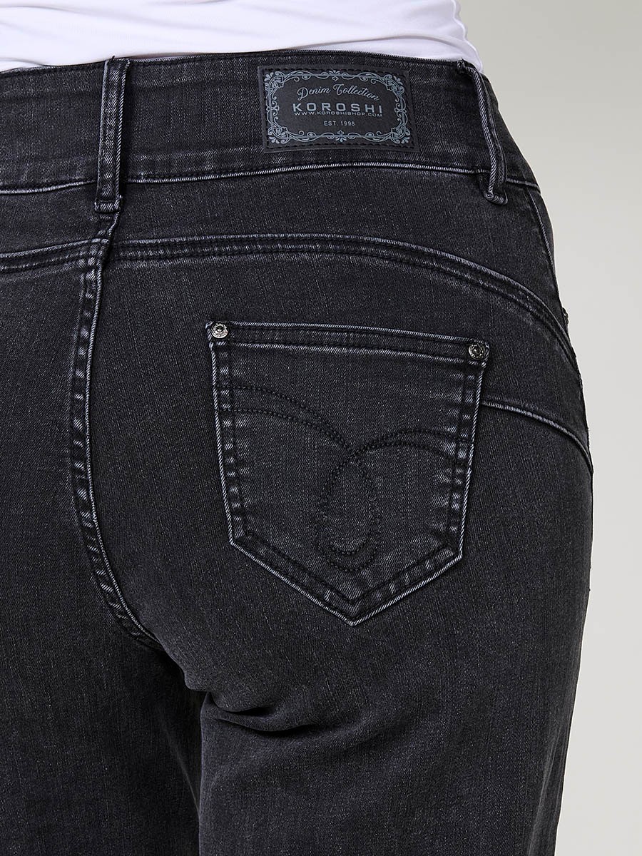 Jeans wide push up negro de mujer en denim elástico, tiro medio, cinco bolsillos y bajo ancho en black denim.