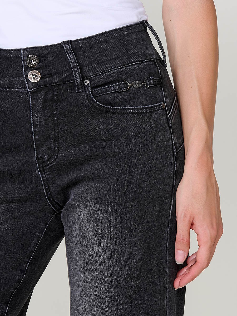 Jeans wide push up negro de mujer en denim elástico, tiro medio, cinco bolsillos y bajo ancho en black denim.