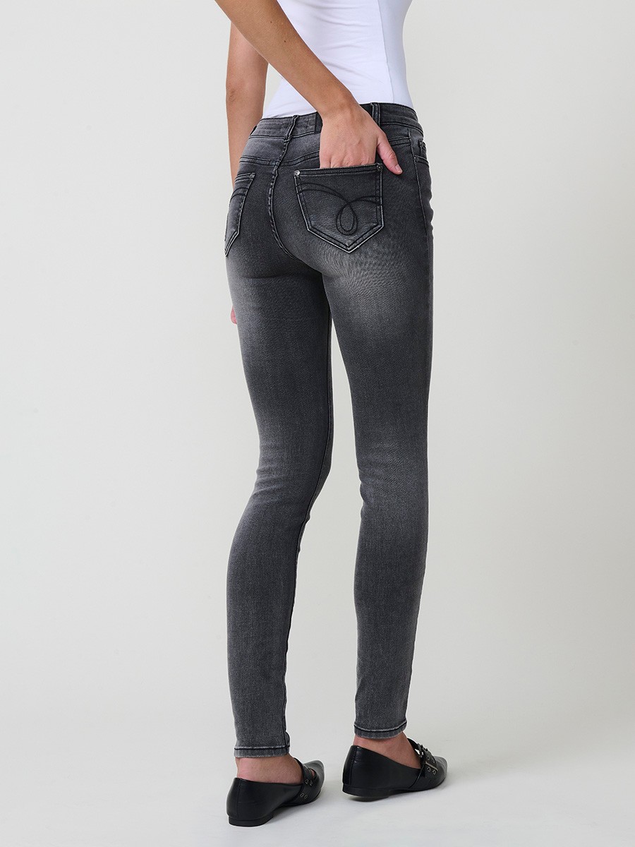 Jeans slim negro de mujer en denim elástico, tiro medio, cinco bolsillos, cierre metálico y placa Koröshi en el frontal.