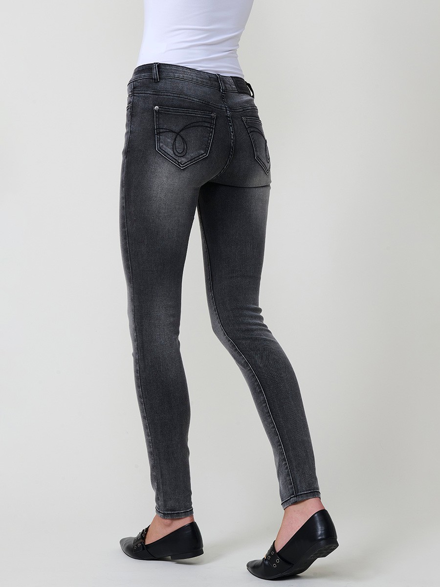 Jeans slim negro de mujer en denim elástico, tiro medio, cinco bolsillos, cierre metálico y placa Koröshi en el frontal.