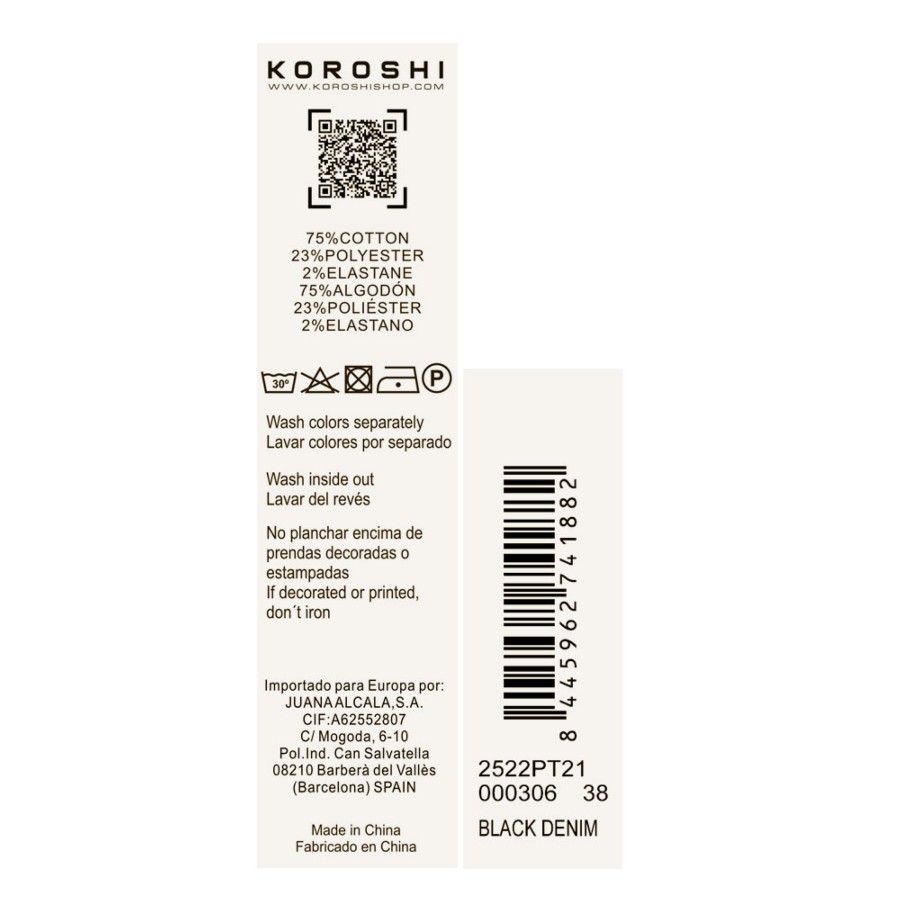 Jeans slim negro de mujer en denim elástico, tiro medio, cinco bolsillos, cierre metálico y placa Koröshi en el frontal.