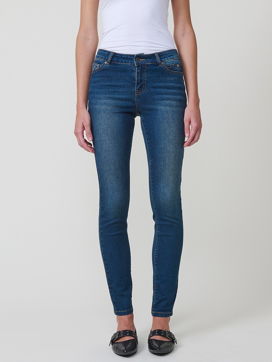 Pantalón slim de mujer en denim azul oscuro elástico, cinco bolsillos y placa metálica con logo Koröshi.