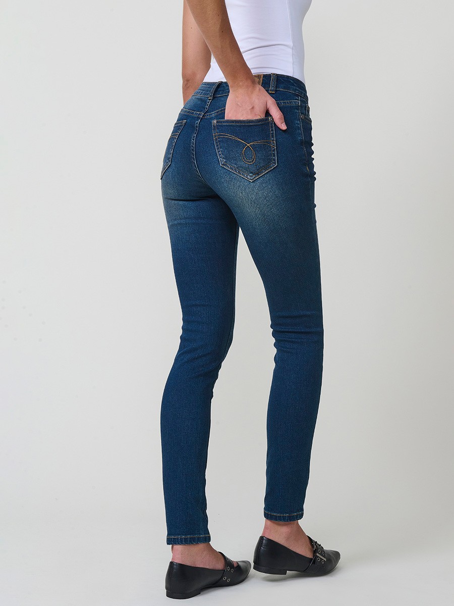 Pantalón slim de mujer en denim azul oscuro elástico, cinco bolsillos y placa metálica con logo Koröshi.