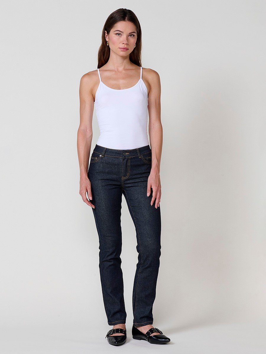 Pantalón vaquero azul muy oscuro para mujer, corte wide de tiro medio, cinco bolsillos y pespuntes marcados a contraste.