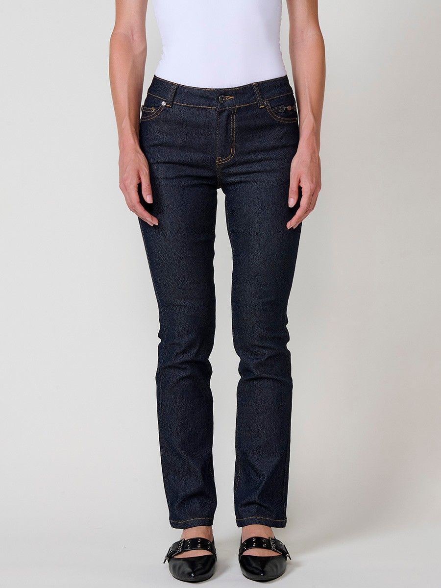 Pantalón vaquero azul muy oscuro para mujer, corte wide de tiro medio, cinco bolsillos y pespuntes marcados a contraste.