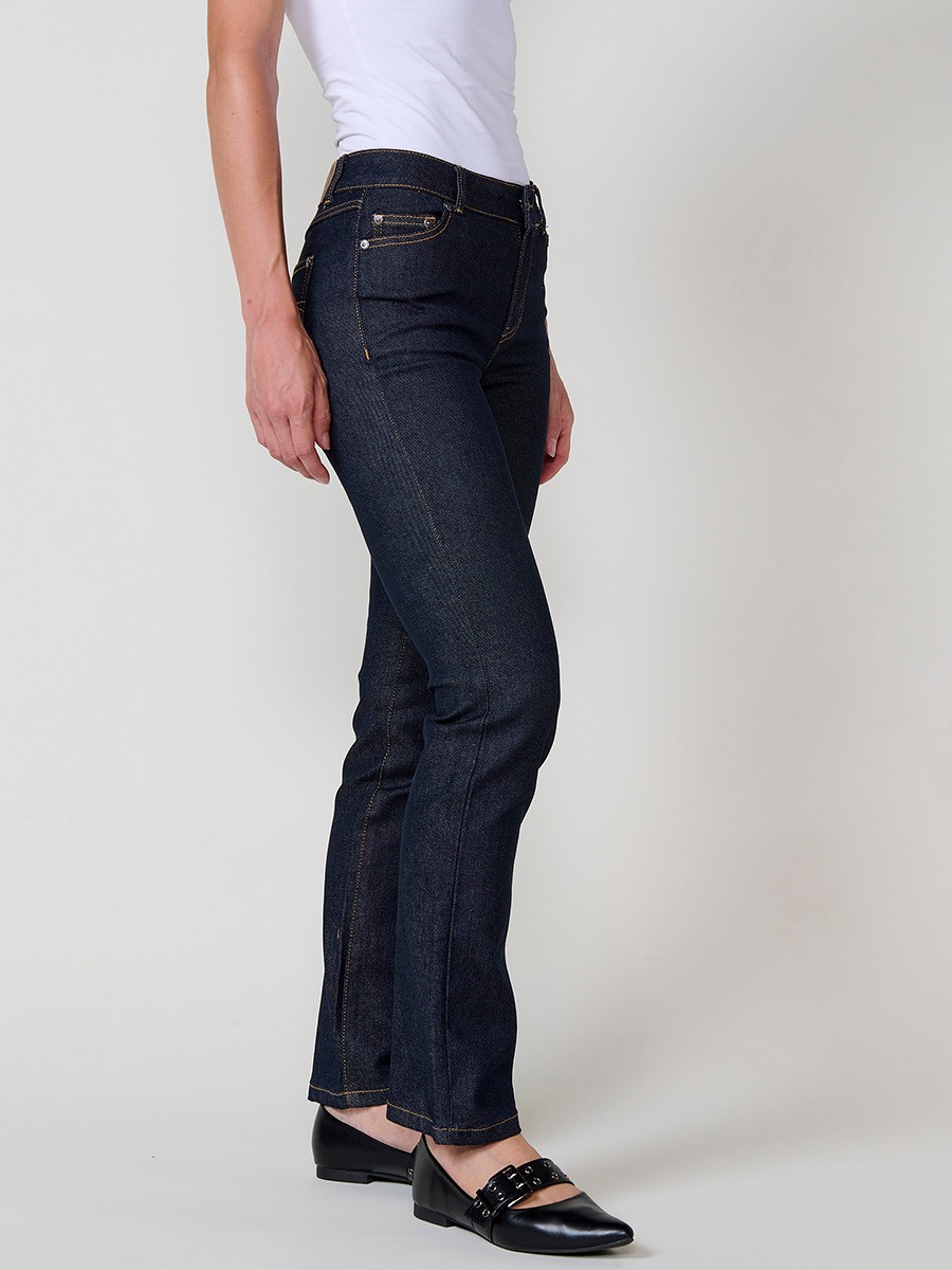 Pantalón vaquero azul muy oscuro para mujer, corte wide de tiro medio, cinco bolsillos y pespuntes marcados a contraste.