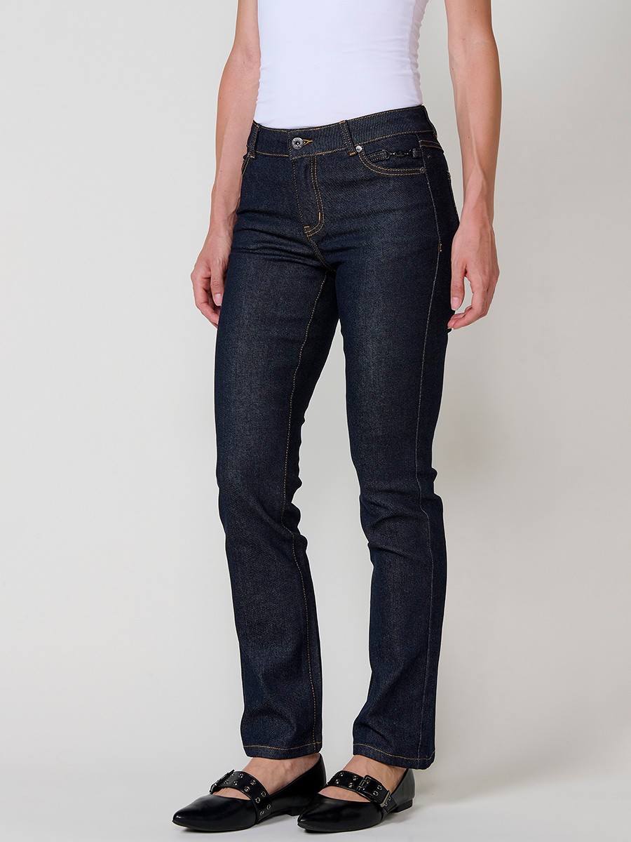 Pantalón vaquero azul muy oscuro para mujer, corte wide de tiro medio, cinco bolsillos y pespuntes marcados a contraste.